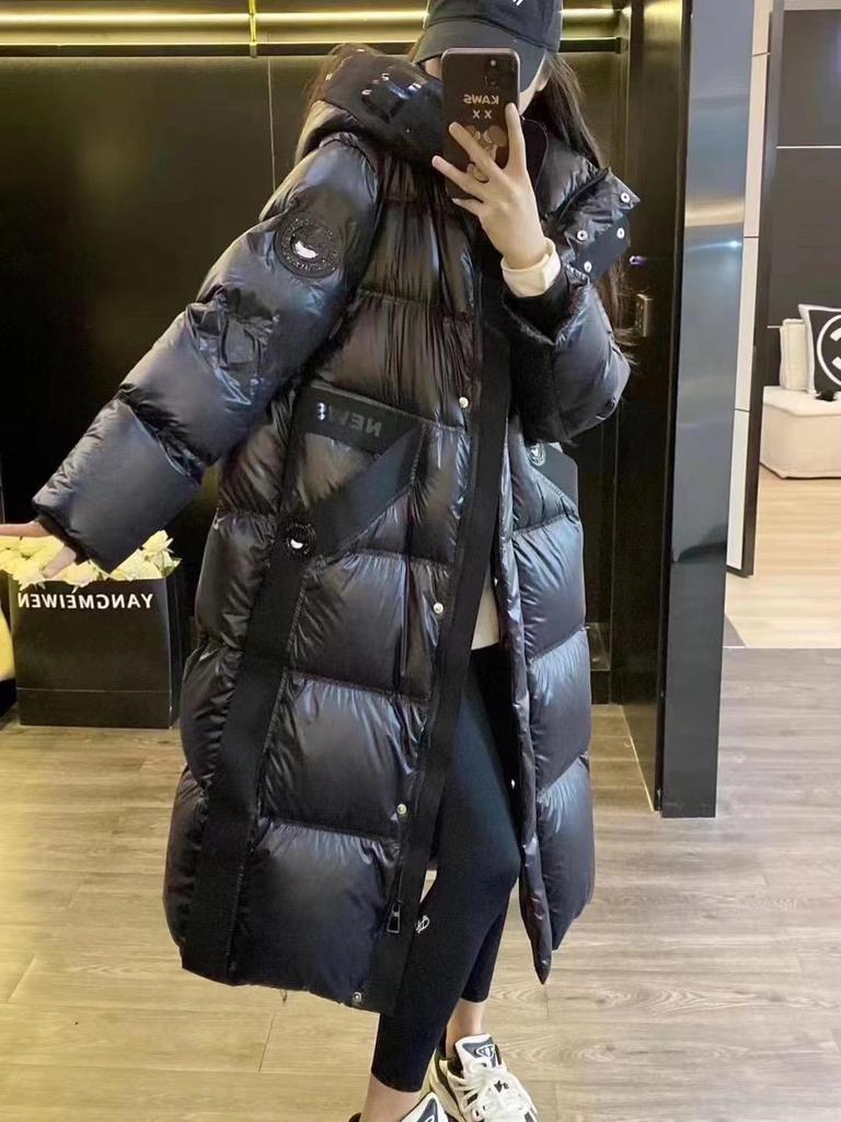 Schwarze und goldene europäische lange Winter-Daunenjacke für Damen