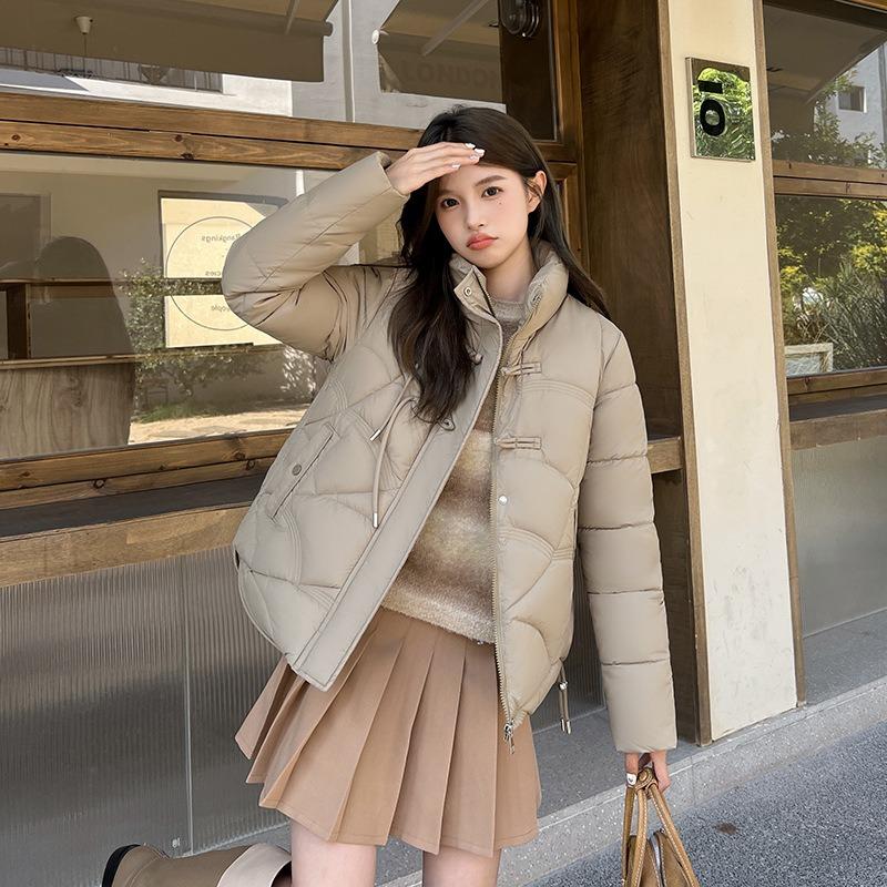 Light and short down cotton clothes for women are loose and thin, and the new small buckle thickened cotton clothes in winter are trendy.