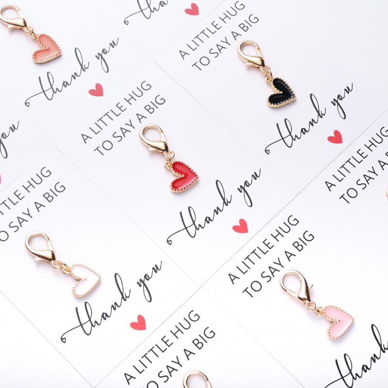 10 Stück Bunte Liebe Metall Schlüsselanhänger 10-teiliges Set Exquisiter Herzförmiger Anhänger Personalisierte Schlüsseldekoration Tasche Kleiner Anhänger