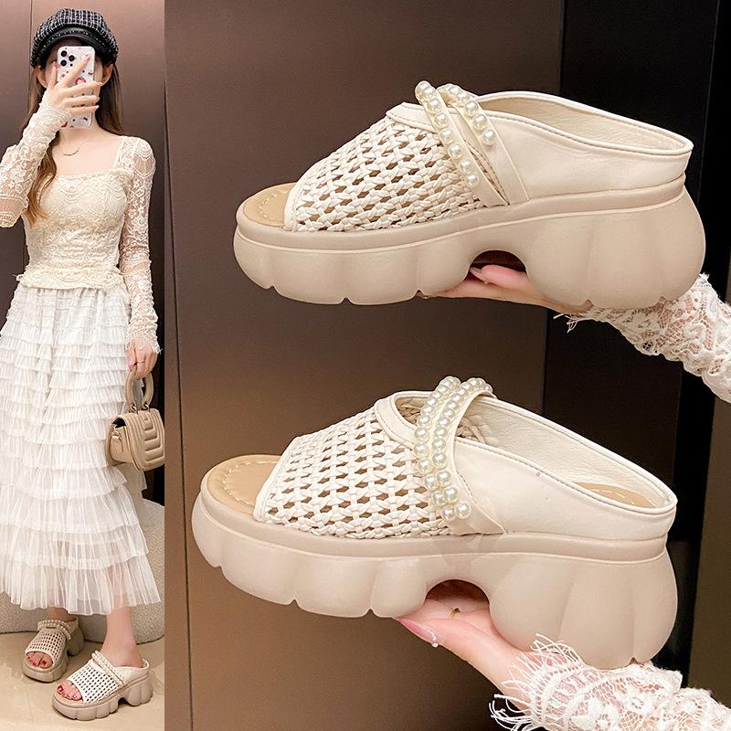 

Thick bottom pearl woven super fire cool slippers women s summer wear fashion 2025 new seaside beach one-word drag 40
