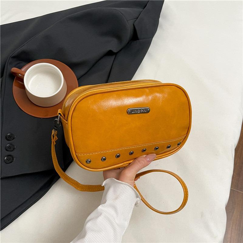 

Summer new lightweight rivet portable shoulder messenger bag foreign style versatile commuting out small bag жовтий