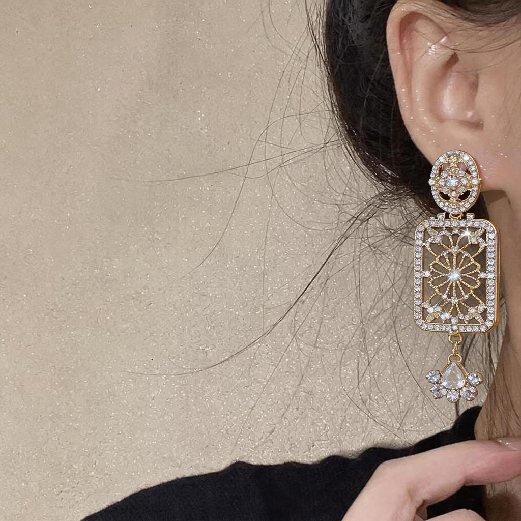 Silver Needle High-End Retro Diamond-Inlaid Square Earrings - Exquisite Light Luxury Niche Accessories.