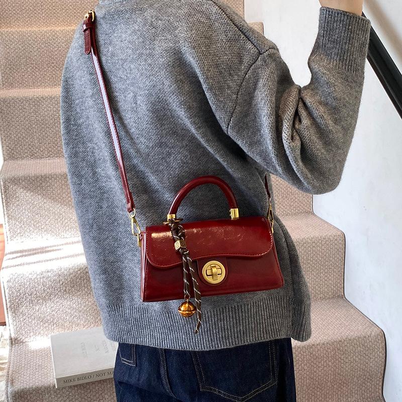 

2025 New Year s Christmas fashion small square bag women s handbag red wedding bag shoulder messenger bag 22*8*12 красный