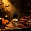 Decorazione Casa Tema Scuro Statuetta Teschio di Halloween, Statua Realistica Testa Umana, Statuetta Scheletro Gotico Inquietante in Resina Corvo su Scultura per Tavolo