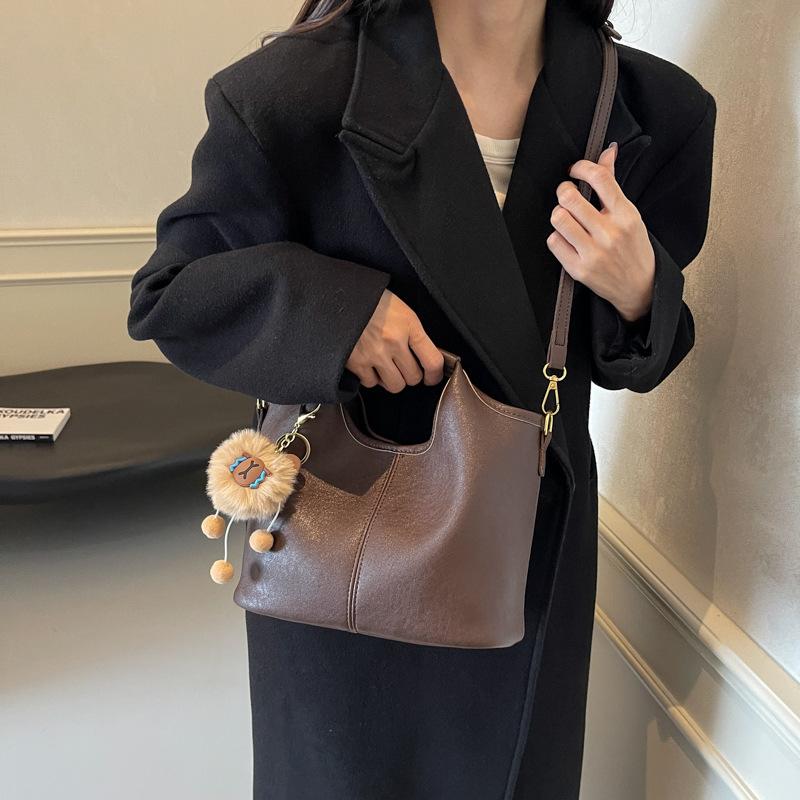 

Однотонная сумка для поездок на работу женская большой вместимости 2025 новая осенне-зимняя сумка-мессенджер женская портативная сумка для мамы и ребенка 28*12*19