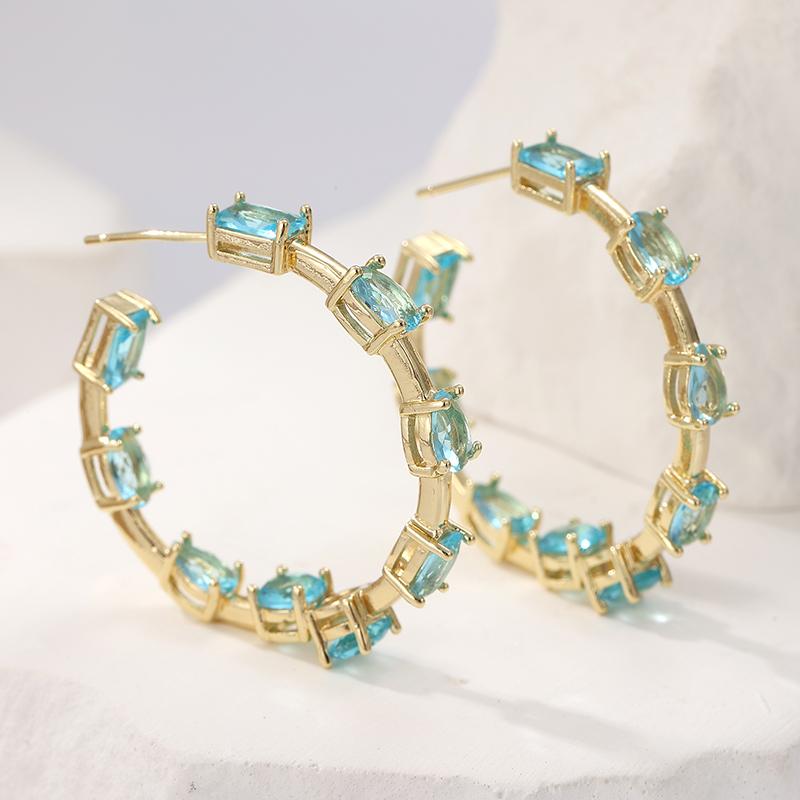 Boucles d'oreilles créoles dorées en forme de C incrustées de zircone synthétique bleue pour femmes, bijoux artisanaux élégants et exquis pour banquet