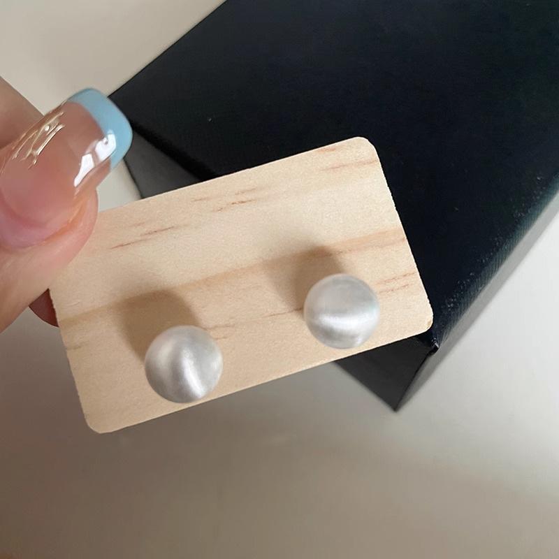 

Минималистичные серьги-пусеты в виде матовых круглых шариков - Нишевый дизайн для осенне-зимней моды.