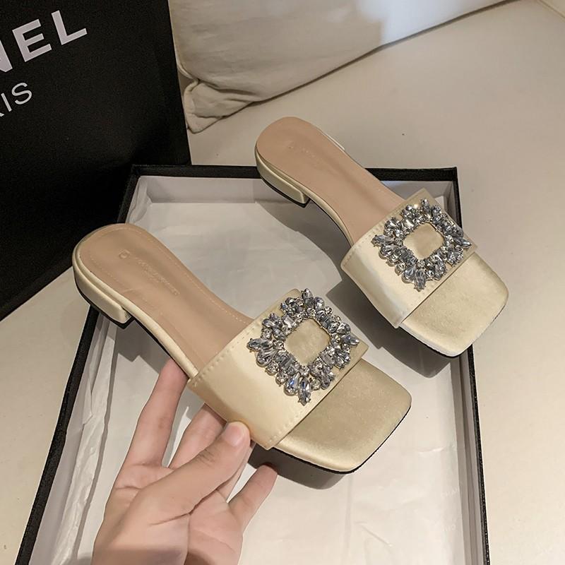 Xiaoxiangfeng pearl slippers women's summer wear 2025 new versatile Internet celebrity fairy style thick heel sandals