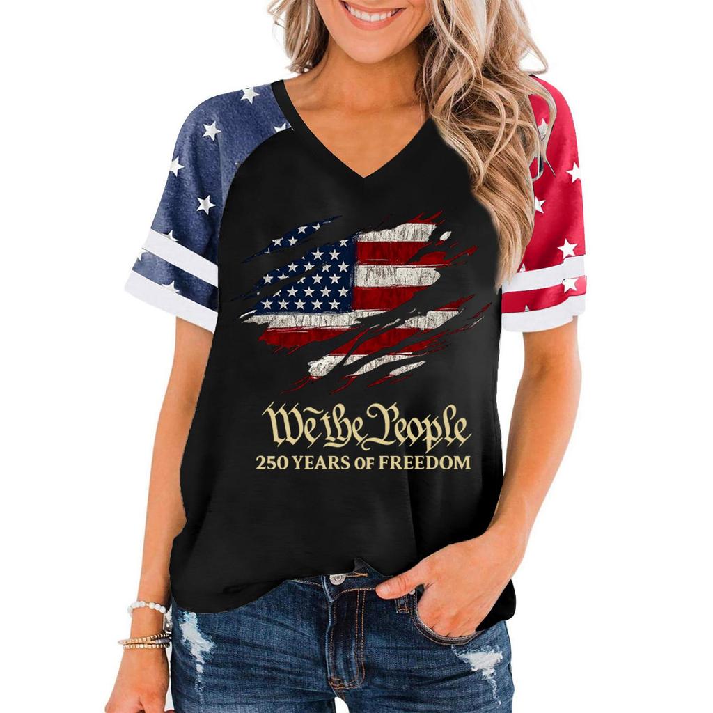 Top pullover da donna con scollo a V e maniche corte con stampa grafica We The 250 Years of Flag