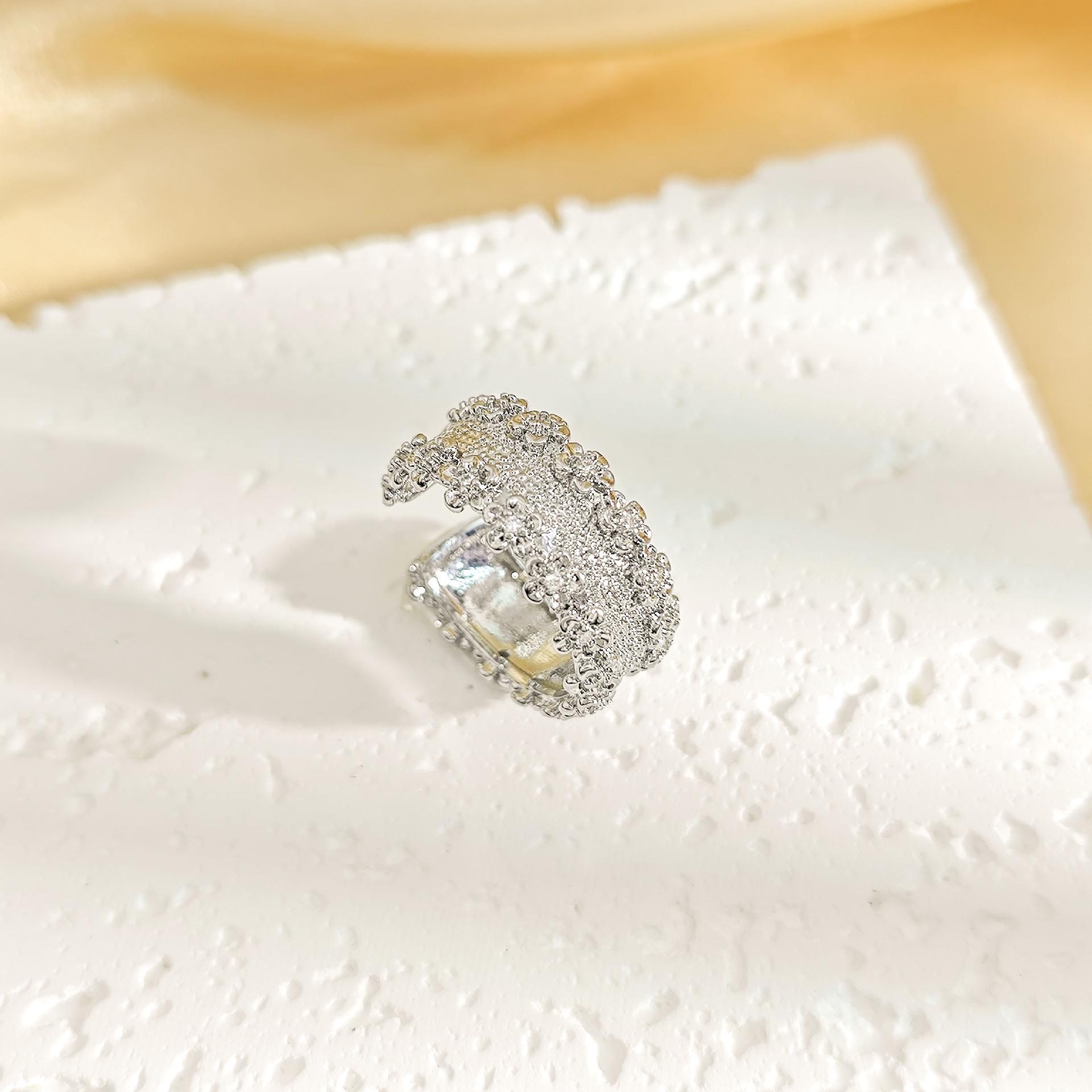 

Xiaohongshu Vintage Rhinestone Ring: High-End, Shiny, Adjustable, Open Design for Women.