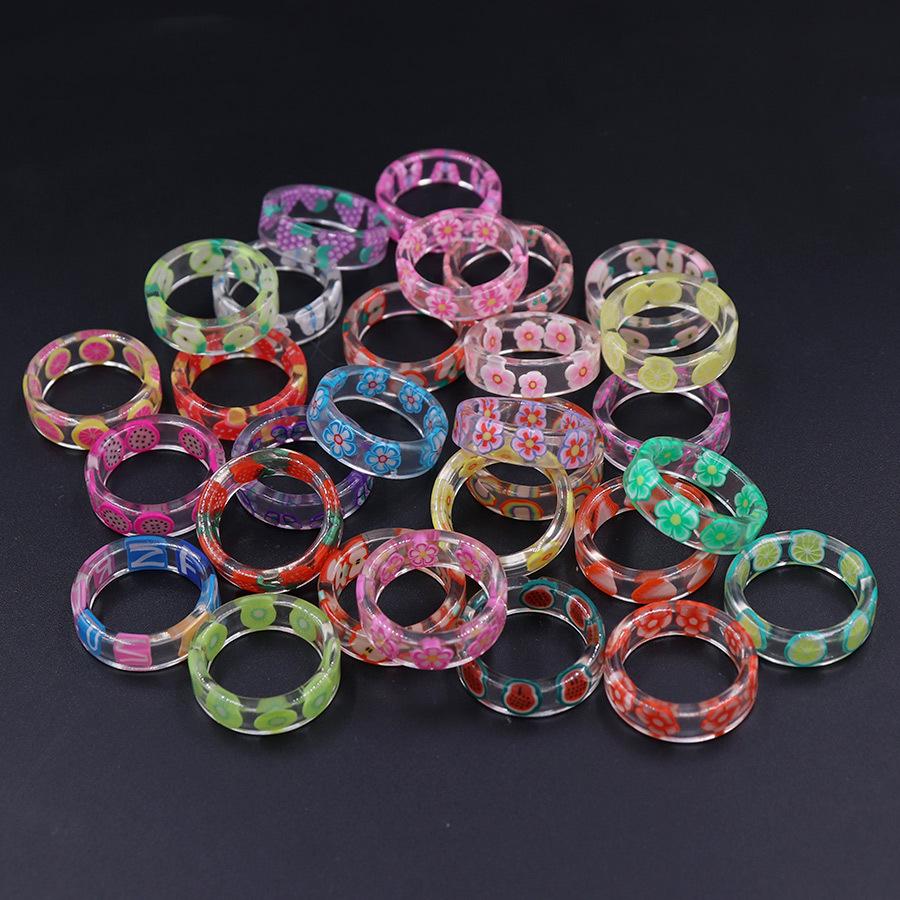 Barevný kreslený prsten z pryskyřice s ovocem a květinami - Roztomilá jahoda a okvětní lístky třešňového květu