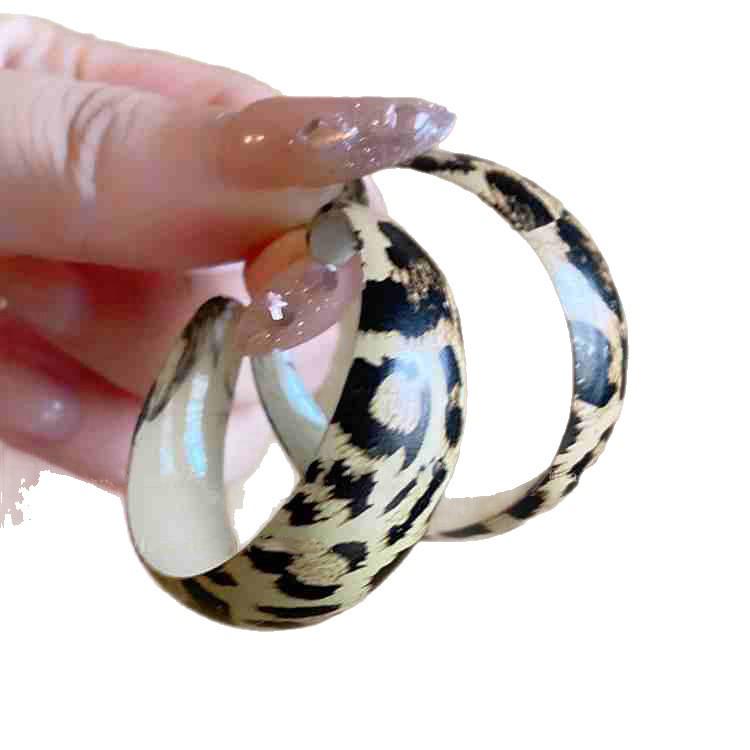 Kolczyki koła ze skóry z geometrycznym nadrukiem w panterkę na srebrnej igle