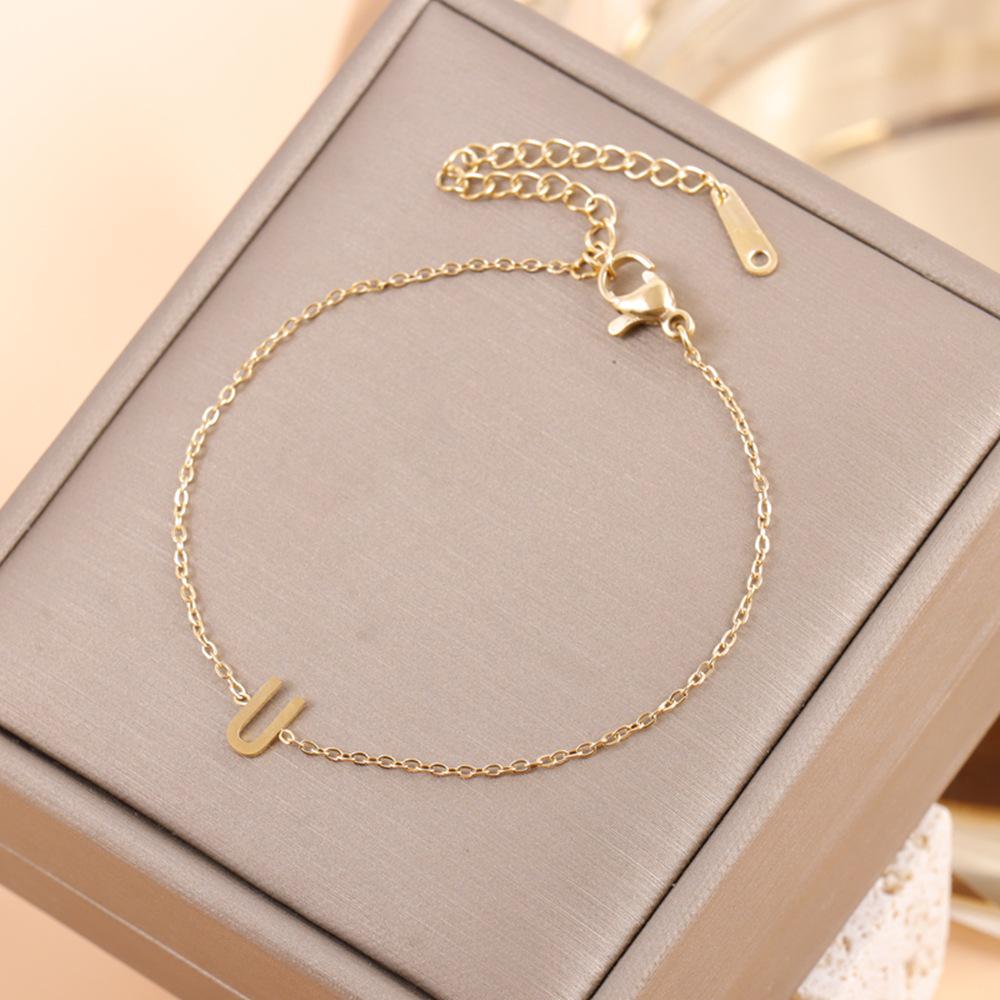 Vlastní tenký řetízek s přívěskem 26 písmen Titanový náramek – Elegantní, Odolný, Všestranný doplněk