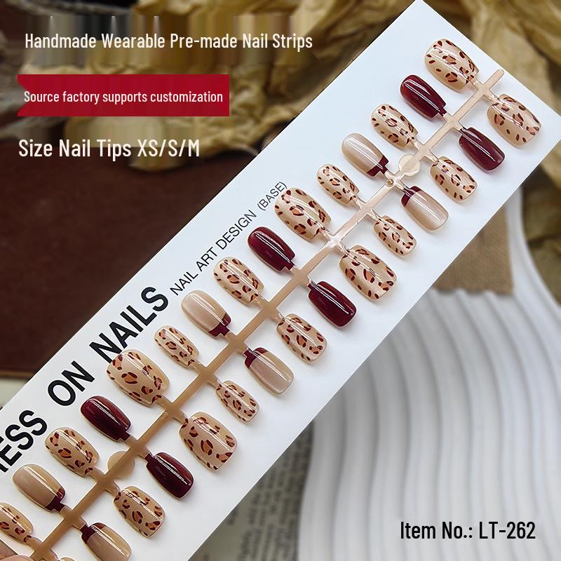 Винно-красные полоски для ногтей с леопардовым принтом: Готовые короткие накладные типсы с контрастными цветами, нанесенные вручную.