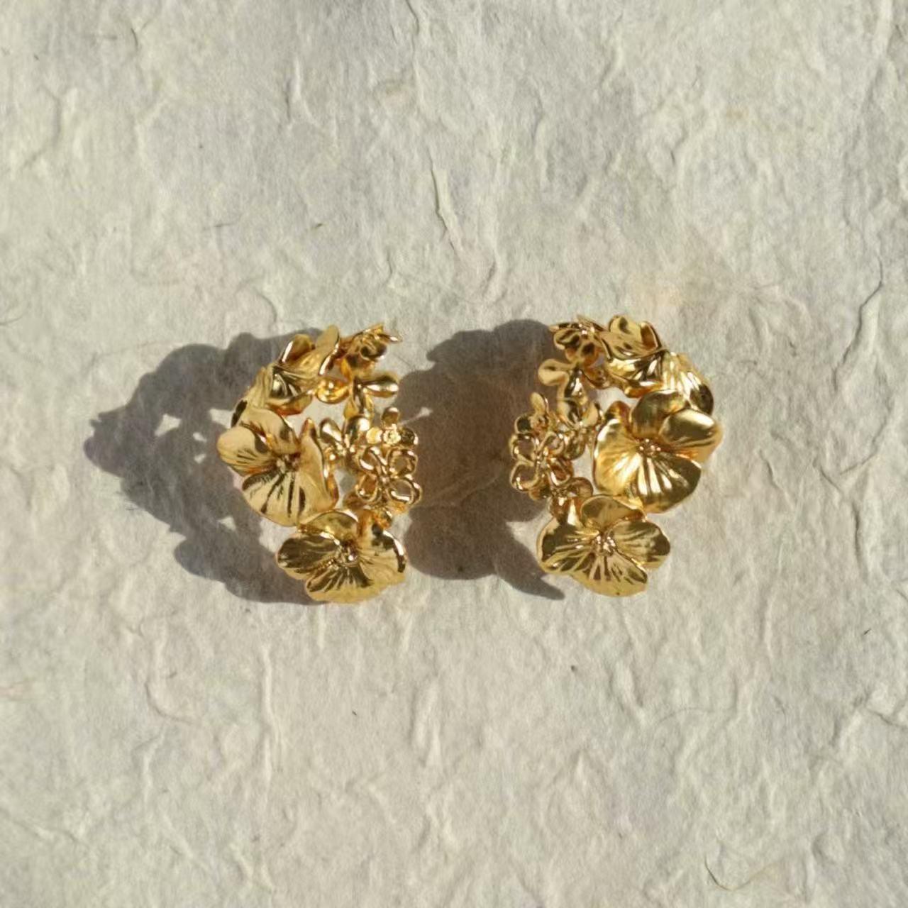 Серьги-гвоздики с цветочным принтом «Бесконечное лето»: Элегантный, Ретро, Трехмерный Дизайн для Женщин