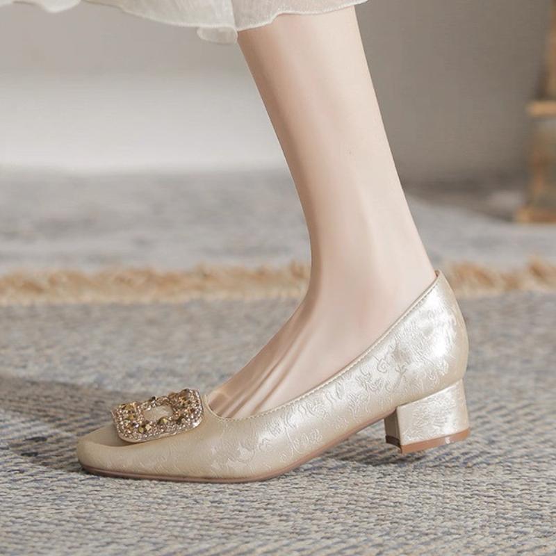 

Мода 2025 Новые туфли-лодочки женские на низком каблуке с квадратной хрустальной пуговицей, на массивном каблуке, с квадратным носком, с мелким вырезом, на шпильке, повседневная обувь 35 шампанского