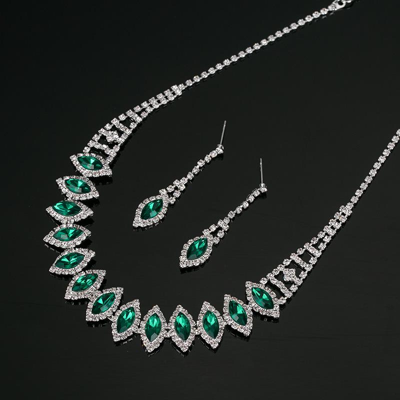 

Elegant Silver-Plated Clavicle Chain Necklace with Sparkling Diamond Studs - Fashionable and High-Quality Women s Jewelry