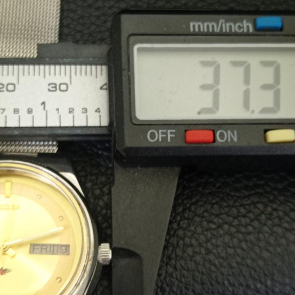 VINTAGE CITIZEN AUTOMATIC 8200 JAPAN MENS GOLDEN COLOR DIAL WATCH a702746-1 R210-a702746