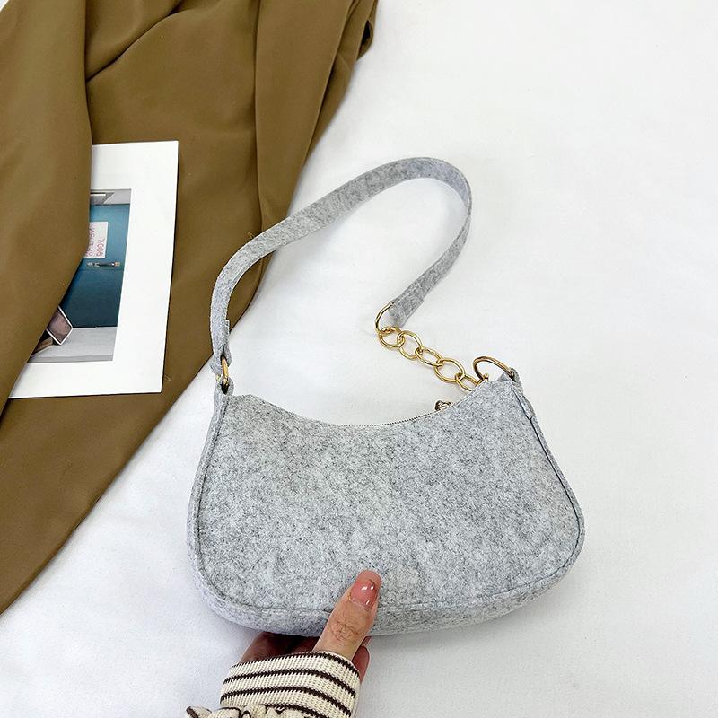 

Иностранный стиль простой и модный однотонный плечевой мешок женский 2025 весна новый универсальный ins сумка подмышку маленькая квадратная сумка женская