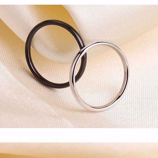 

Невыцветающая гладкая поверхность, маленькое простое кольцо, мужские и женские кольца, простой и универсальный темперамент