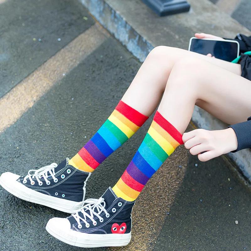 1 Paar Farben Regenbogen Gestreift Damen Socke Neuheit Elastizität Schweiß Damen Lange Socke Sportlich Meias Retro Harajuku Socken