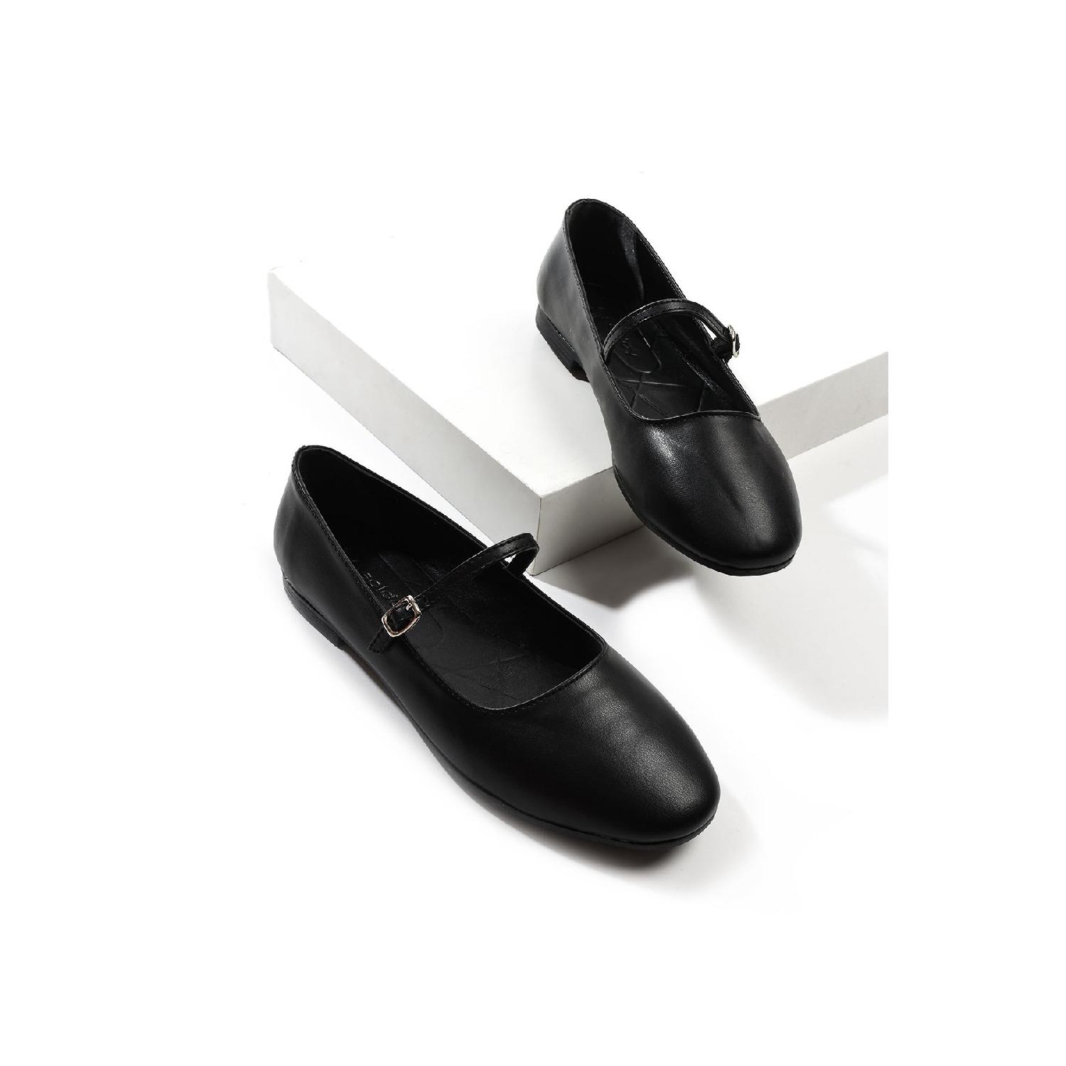 

Черевики на плоскій підошві з одним поясом 37