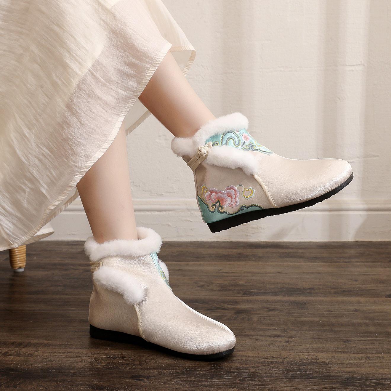 

2024 Новые осенние женские короткие сапоги в стиле ханьфу с вышивкой на плоской подошве 39