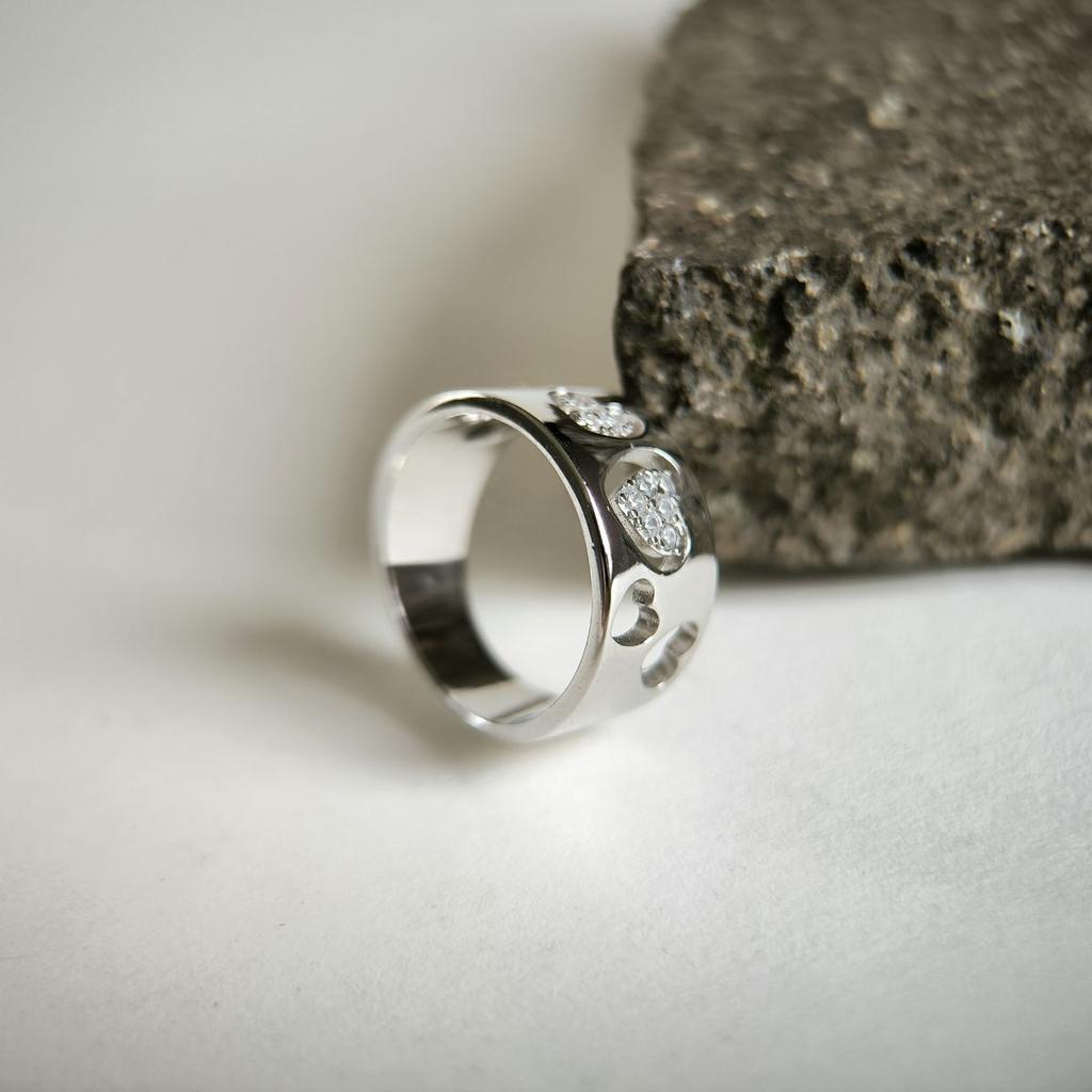 Серебряное кольцо с фианитами, вес изделия 6,3 гр (2181231)