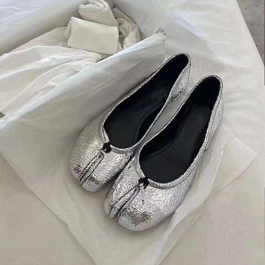 Spot second hair! Grape mother same shoes burst round head split toe pig's trotters shallow mouth with skirt flat sole shoes