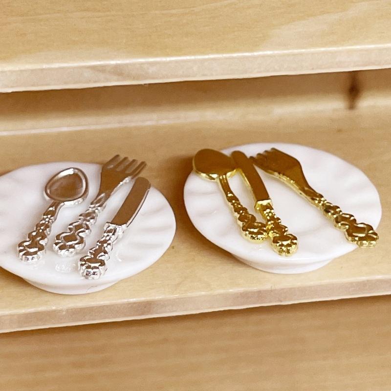 

Миниатюрный кукольный домик, мини-керамический набор тарелок для торта, нож, вилка, ложка, модель микросцены, реквизит для фотосъемки, украшения