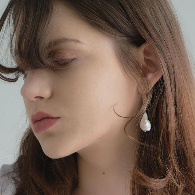 de,deer Baroque Pearl Drop Earrings [2103E004]