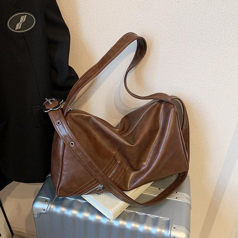 

Winter large-capacity underarm bag women s bag 2025 new casual pillow bag retro simple shoulder messenger bag коричневый