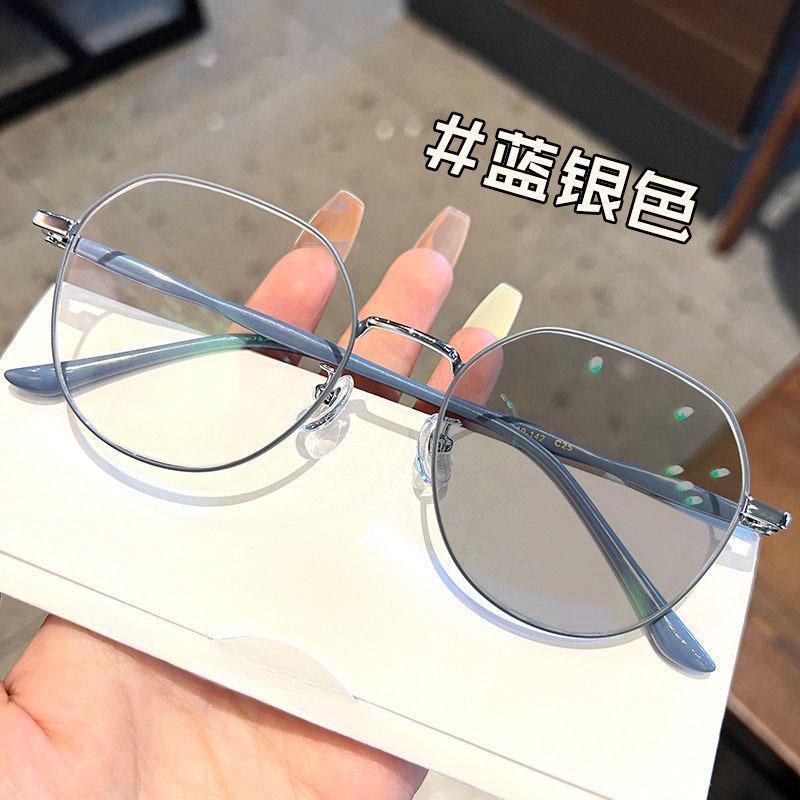 Trendy Women's Light-Changing Transparent Myopia Glasses with Slim Big Frame
