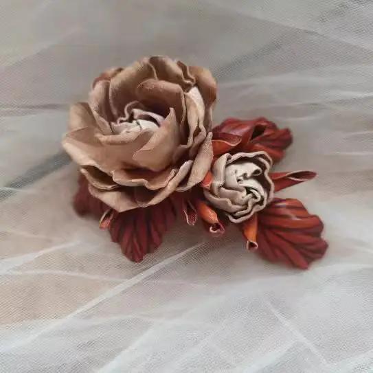 

Брелок для ключей в винтажном стиле с реалистичной 3D-засушенной розой, изготовленный вручную из натуральной кожи - уникальный подарок ручной работы