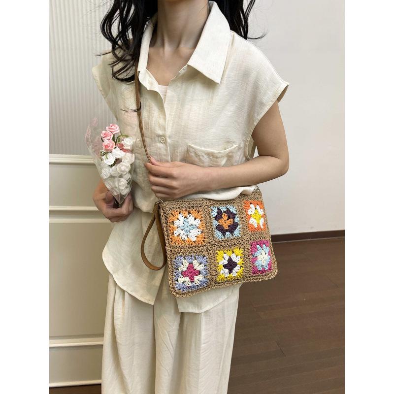 Frühlings-Häkelblumen-Patchwork-Stroh-Quadrattasche - Damen Retro Gewebte Crossbody- und Umhängetasche