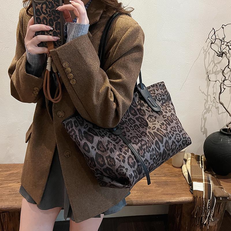 Retro commuter large-capacity bag women's 2025 new fashion versatile tote bag niche design shoulder bag