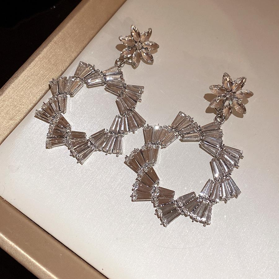 

Medieval vintage silver needle diamond flower earrings light luxury high sense fashion studs exquisite versatile earrings women