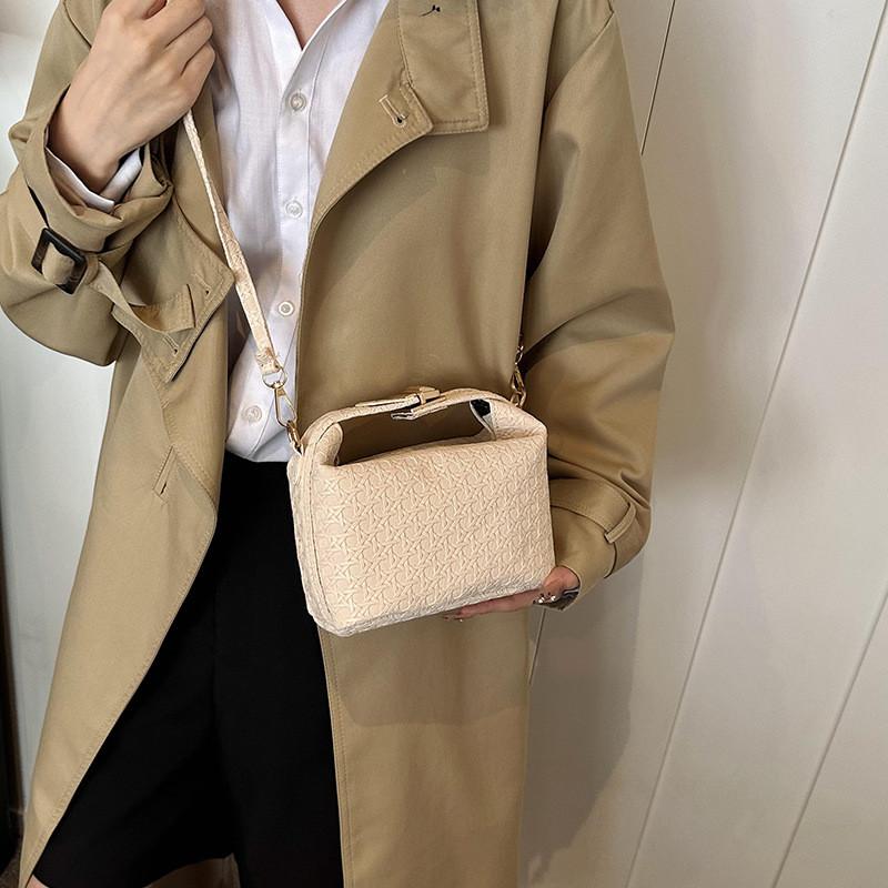 Stylish Shoulder Crossbody Bag For Women With Chic Design And Cozy Pillow Shape