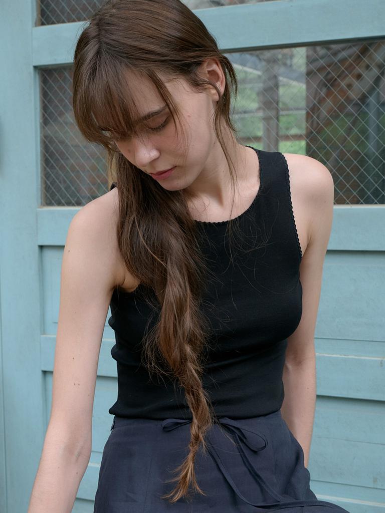 Elssibeui Scallop Point Sleeveless Top_Black