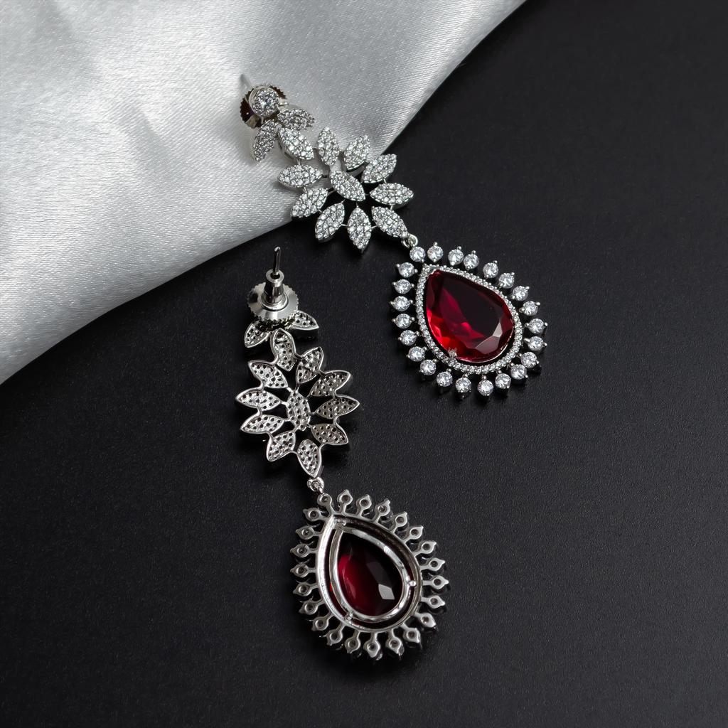 Hängeohrringe mit amerikanischem Diamanten und rotem Stein: Blumenanhänger aus Kupferlegierung