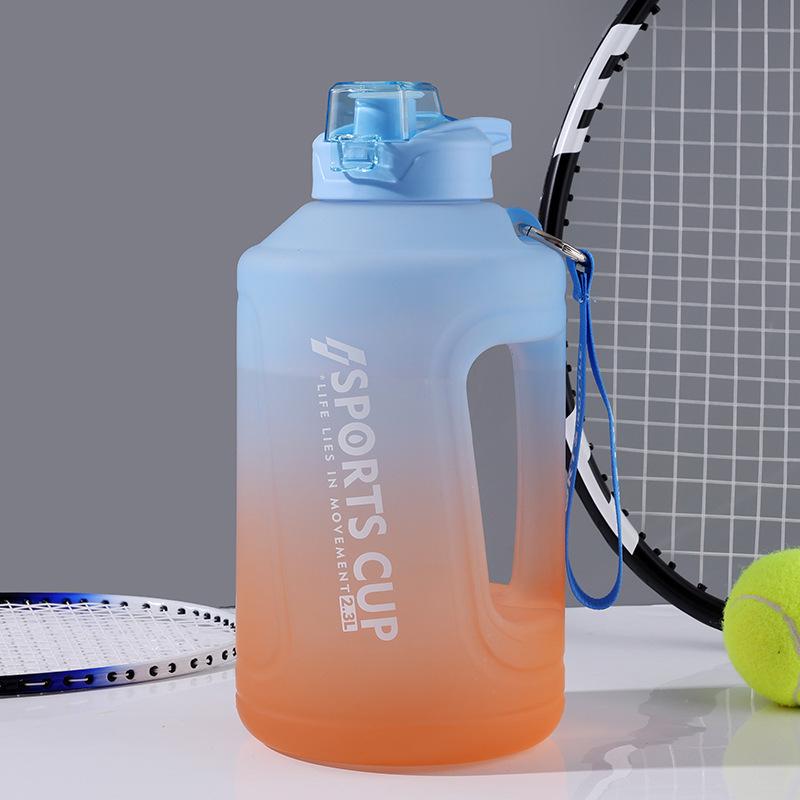 

Бутылка для воды для спорта с матовым градиентом и трубочкой - большая емкость для фитнеса 3.8L