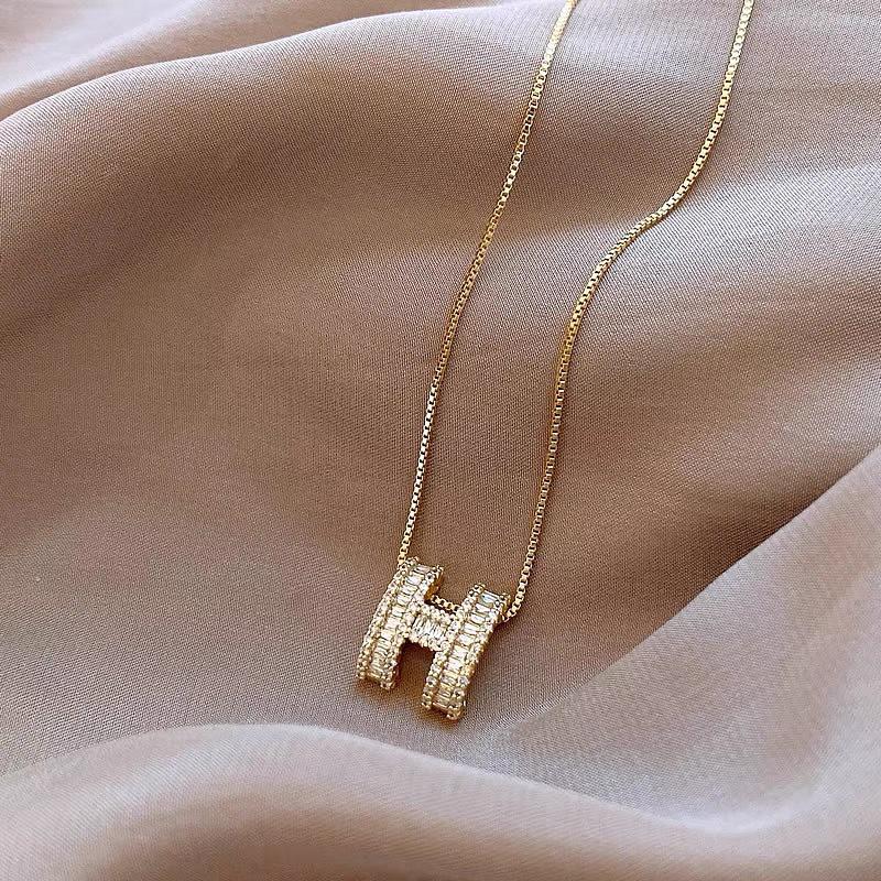 

Подвеска из позолоченной меди с бриллиантом, ожерелье H - Элегантный минималистичный женский аксессуар