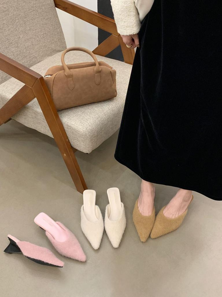 2025 Mao Mao high-heeled slippers women's outerwear niche design sense lamb wool method wedge heel plush bag head half slippers
