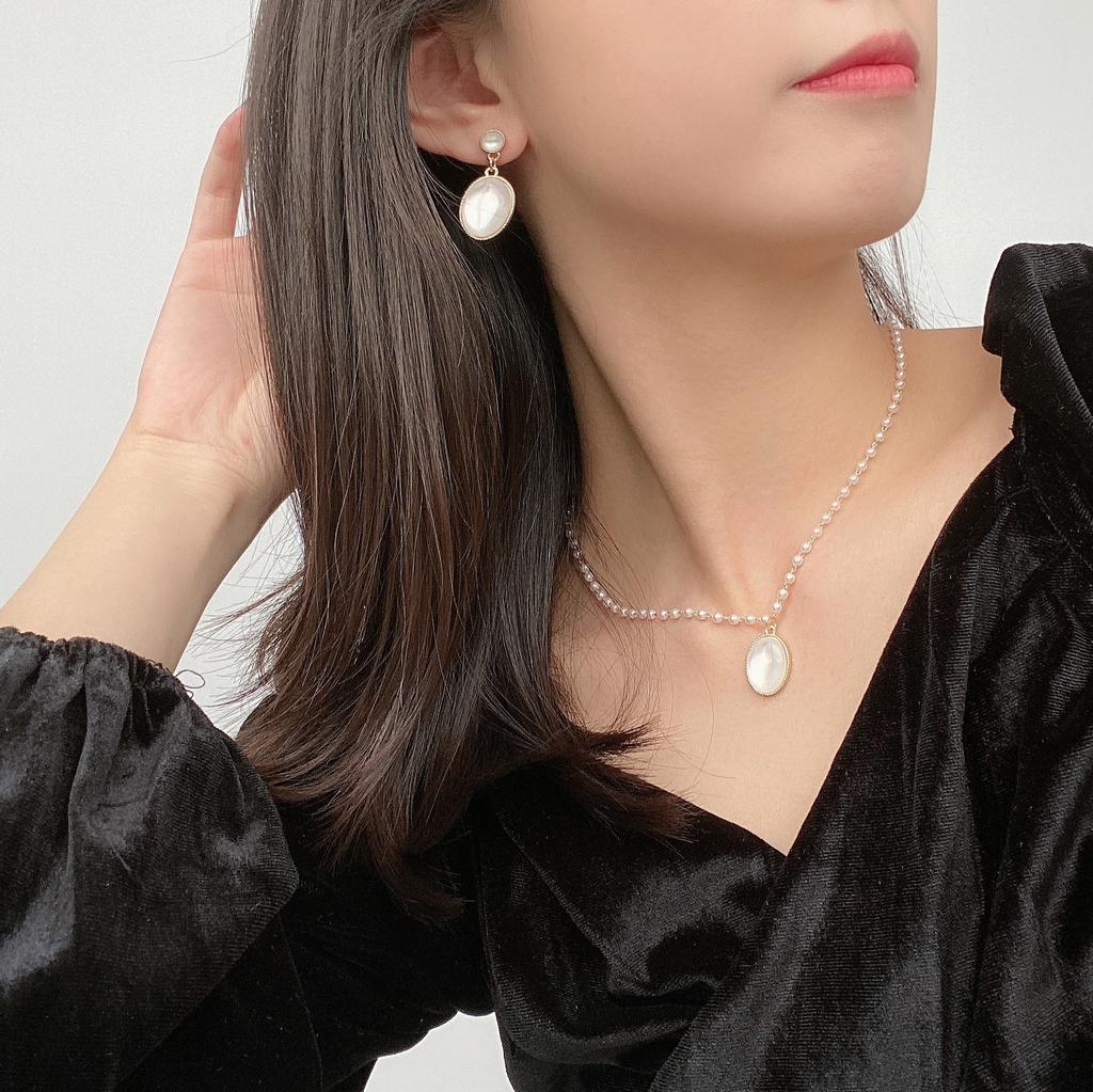 Elegant Exquisite White Moonlight Cat Eye Stone Stud Earrings for Women Fashion Jewelry Luxury Wedding Party Ear Clip C223 Gifts