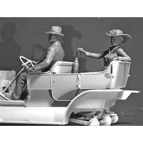 ICM 1/24 Scale American Driver & Woman 1910 Plastic Model 24013
