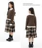Dziewczęcy jesienny zestaw dwuczęściowy: spódnica w kratę i dziergany kardigan