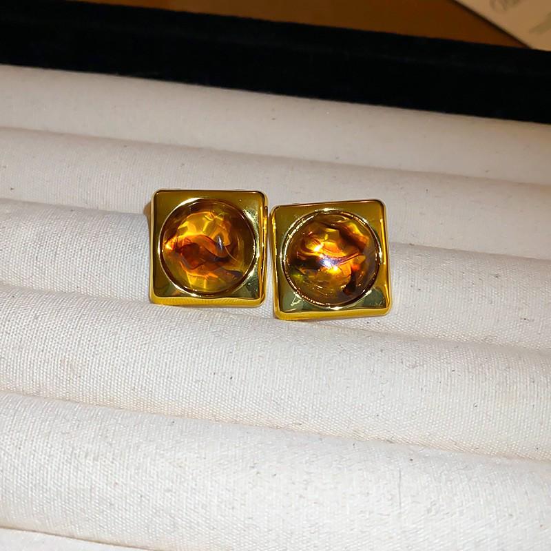 Silver Needle Geometric Stud Earrings: Retro, Light Luxury, Versatile Fashion, Elegant Accessories.