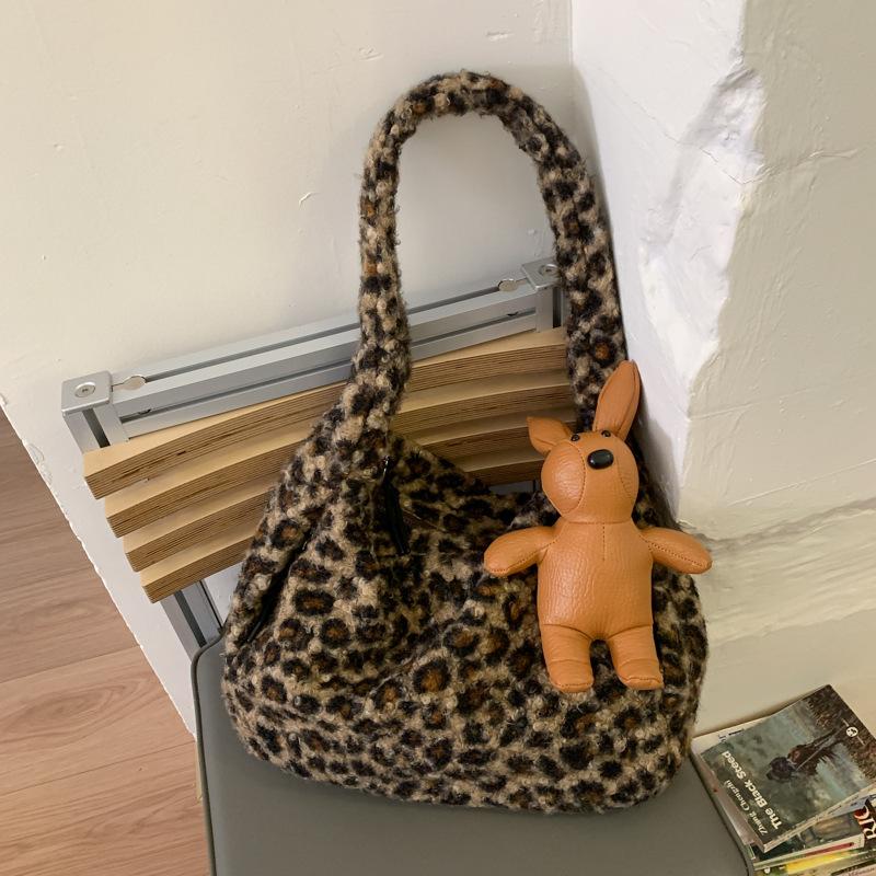 

Autumn and winter fashion plaid women s bags large-capacity retro tote bags 2025 new students commuting shoulder bags no pendant.