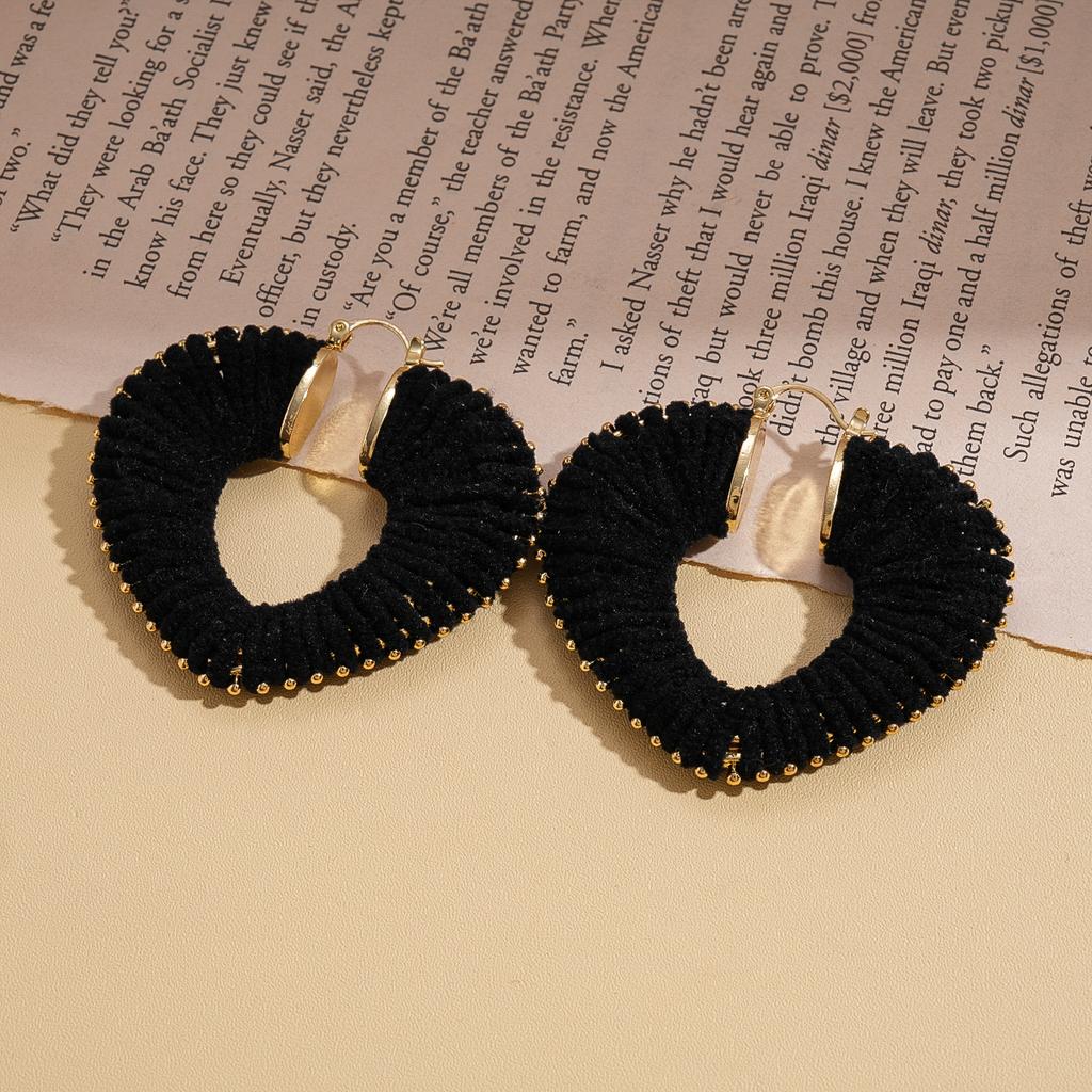 European and American coffee color geometric resin earrings, personalized versatile niche temperament earrings, light luxury high-end earrings, women