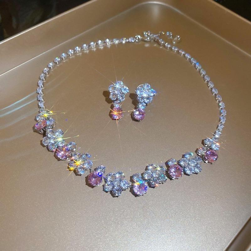 Quadratisches Ohrstecker- und Halsketten-Set mit Diamanten - ein schickes, luxuriöses und hochwertiges zweiteiliges Set mit exquisiter Eleganz